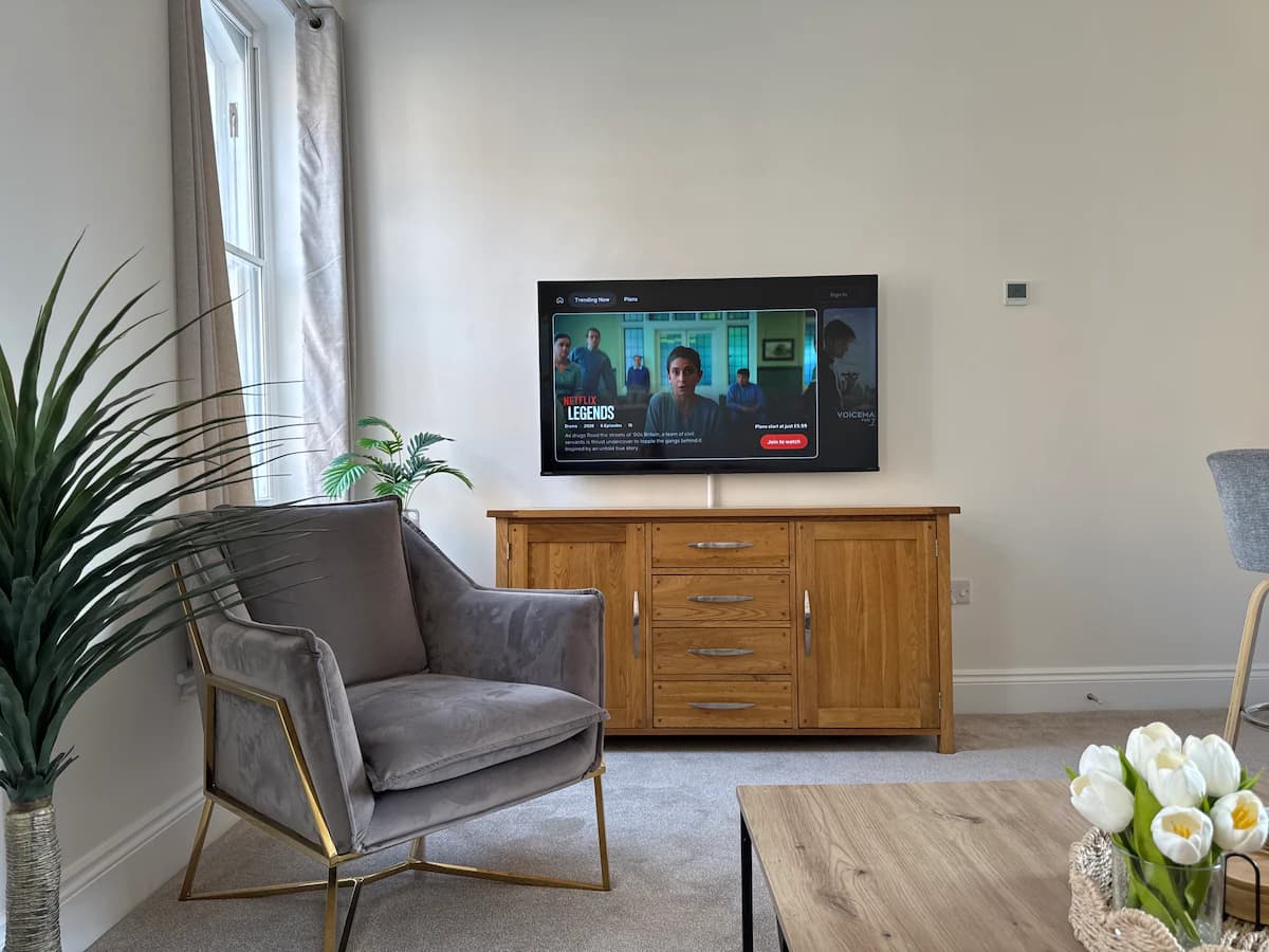 Luxury Apartment on the High Street - Photo 4