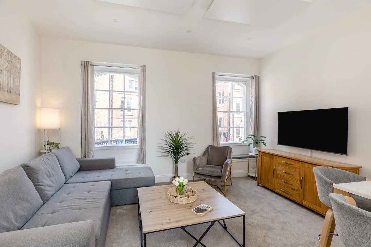 Luxury Apartment on the High Street - Photo 1