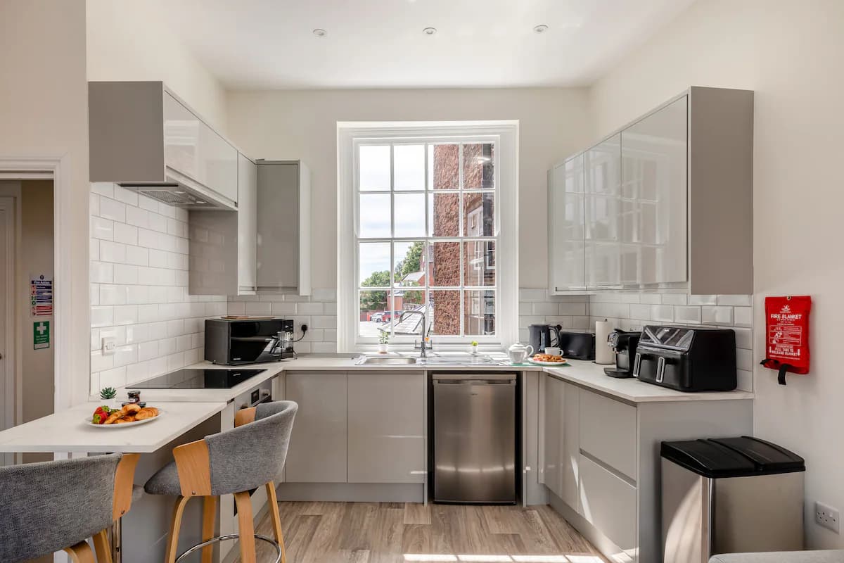 Luxury Apartment on the High Street - Photo 2