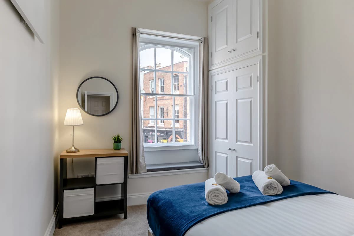 Luxury Apartment on the High Street - Photo 3